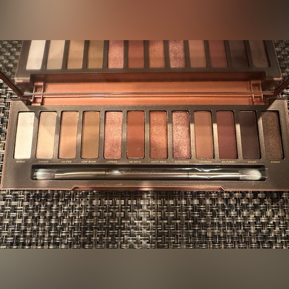 Brand New Urban Decay Naked Heat Eyeshadow Palette - Picture 2 of 3